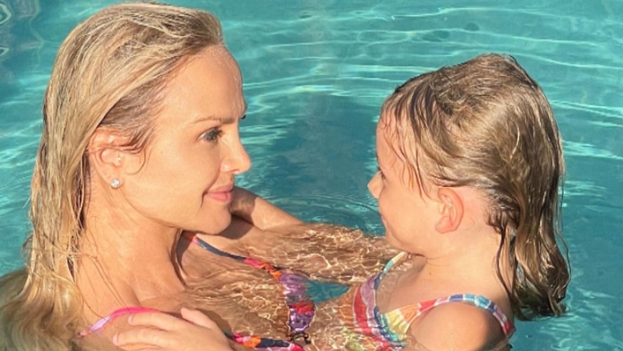 Eliana curte dia de piscina com a filha e registro encanta seguidores: 'Maravilhosas'