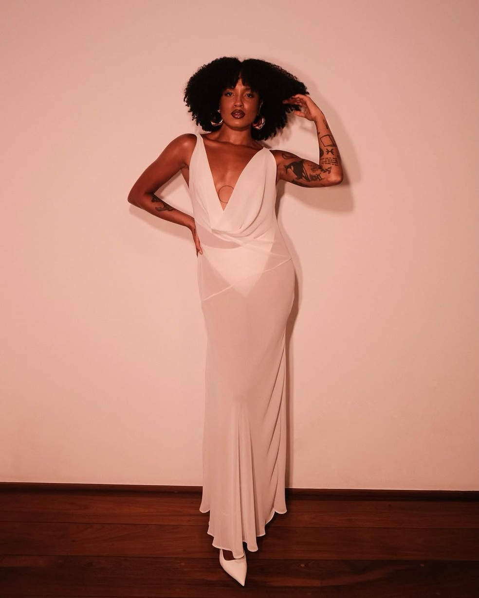 Vestido branco com tecido fluido transparente — Foto: Reprodução/Instagram @prettamesmo