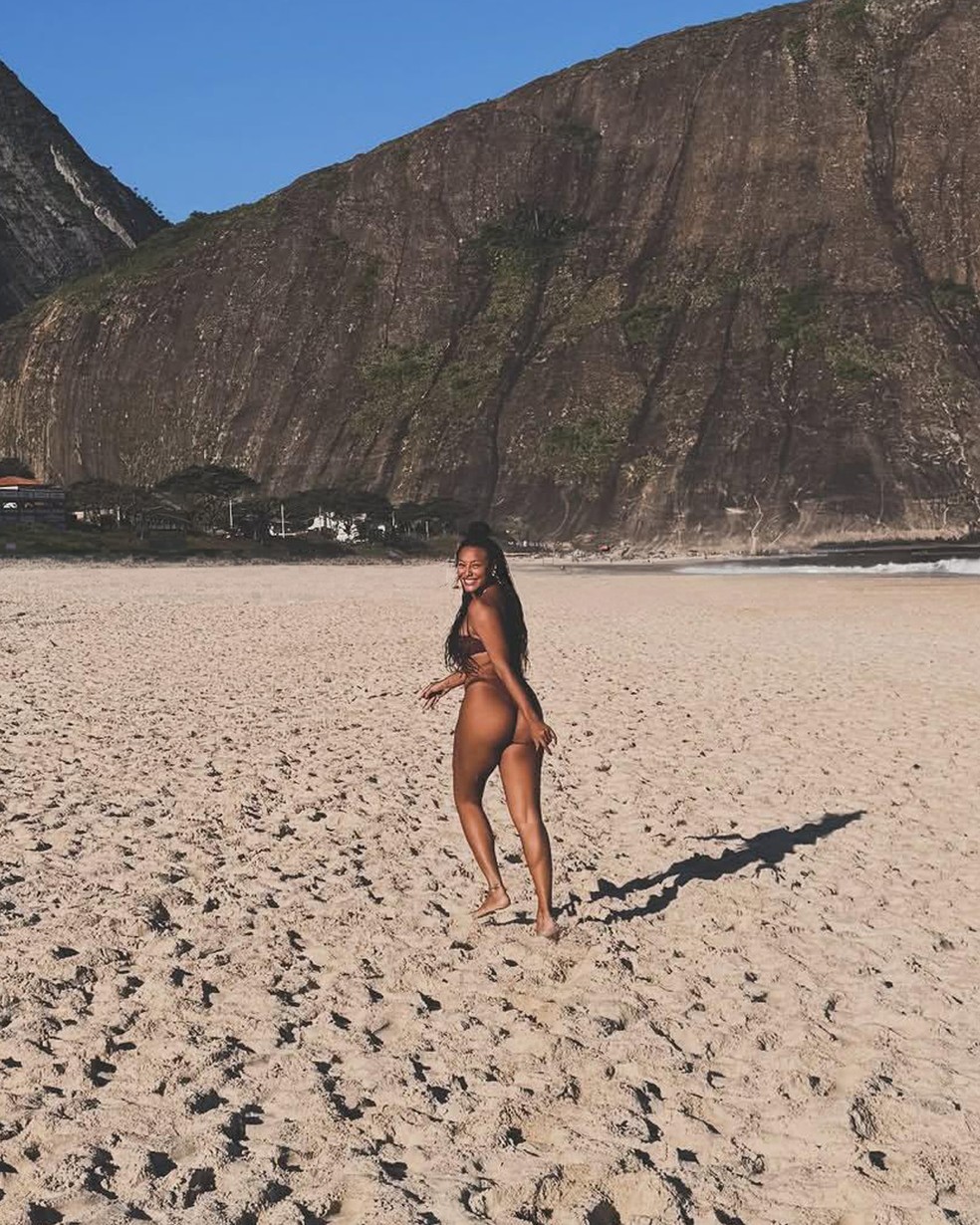 Sheron Mennezes posa de biquíni em praia do Rio de Janeiro: 'Se procurar, estou por aqui' — Foto: Reprodução/Instagram