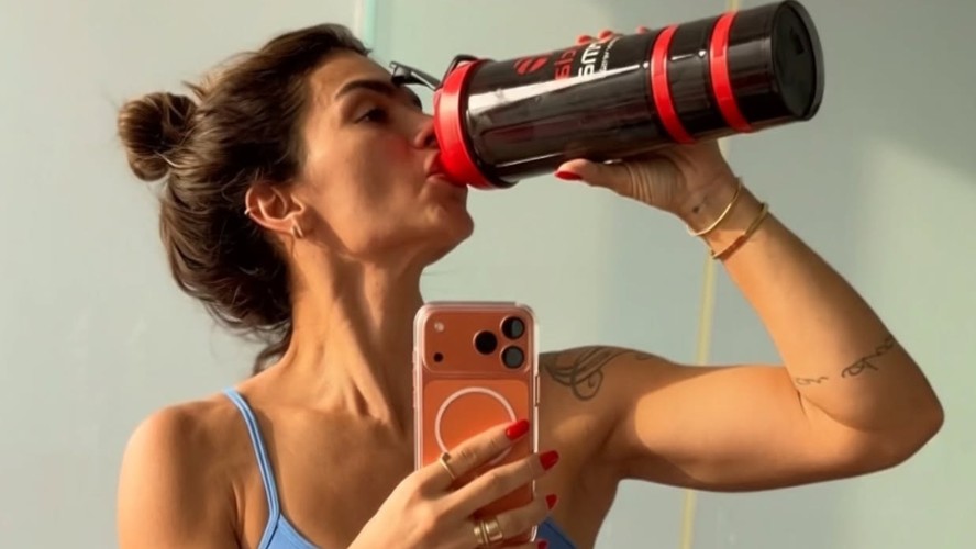 De barriga de fora, Kelly Key posou no espelho após treino