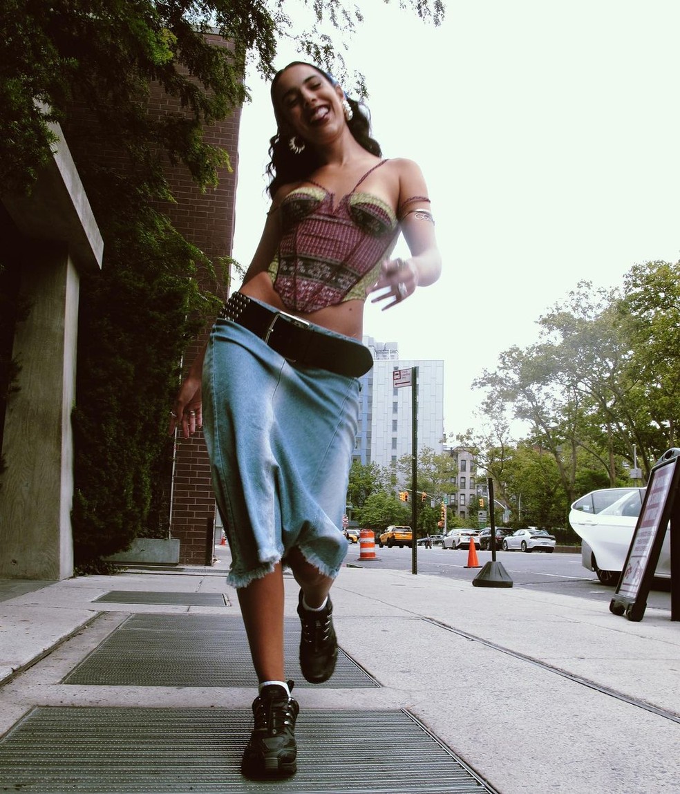 Marina Sena usa cinto statement em look casual — Foto: Reprodução/Instagram @amarinasena