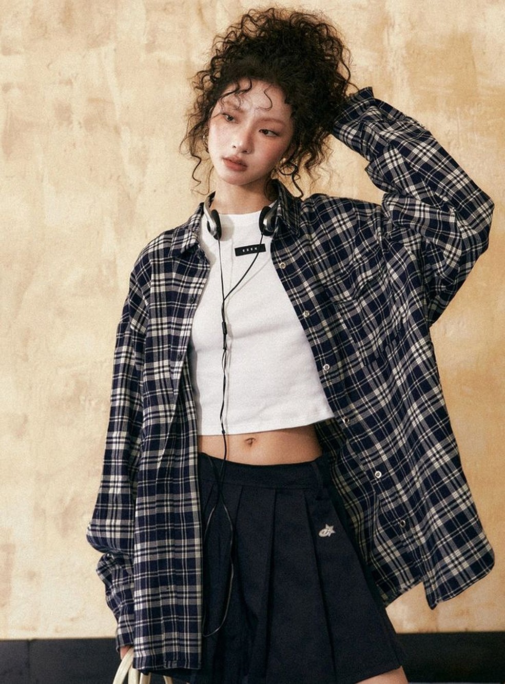 Look com camisa xadrez azul combina com diferentes estilos. — Foto: Reprodução/Pinterest @chiclaraofficial
