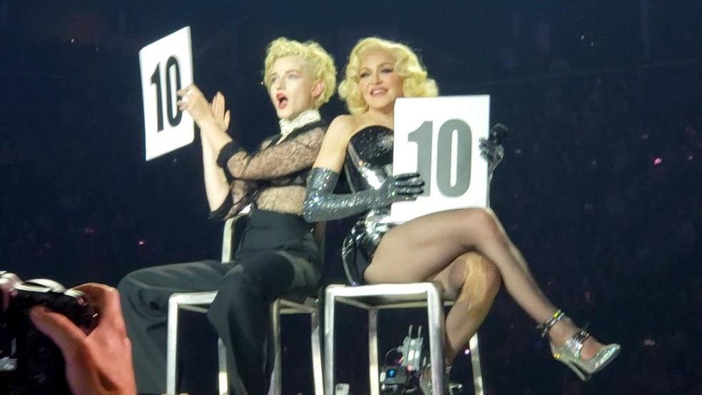 Julia Garner e Madonna durante a Celebration Tour — Foto: Reprodução/Instagram