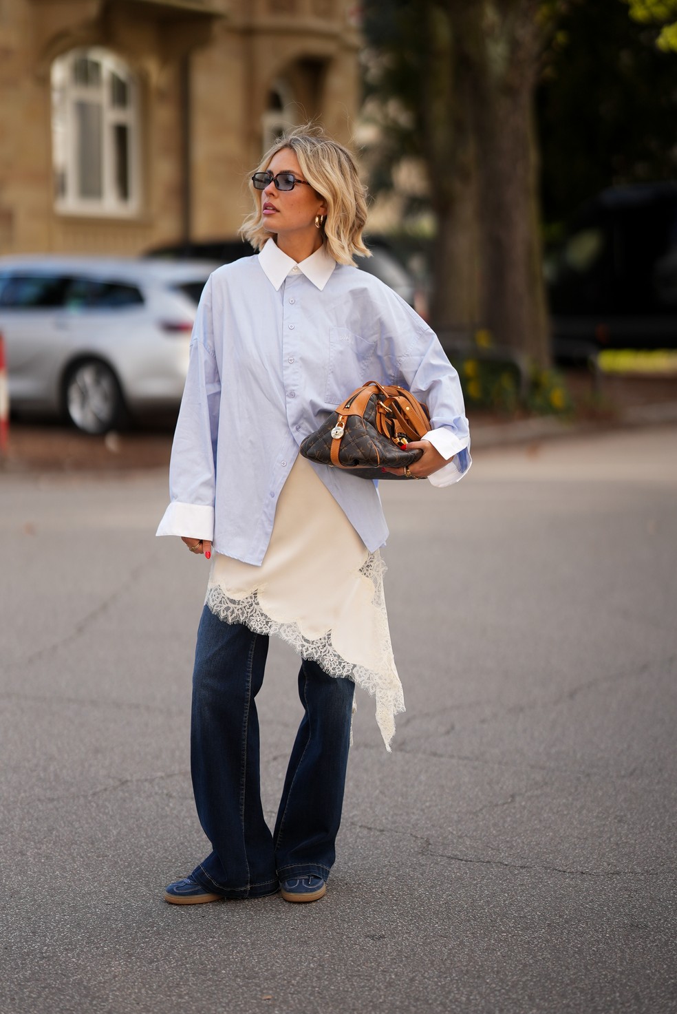7 tops que vão atualizar sem esforço a calça jeans básica — Foto: Getty Images