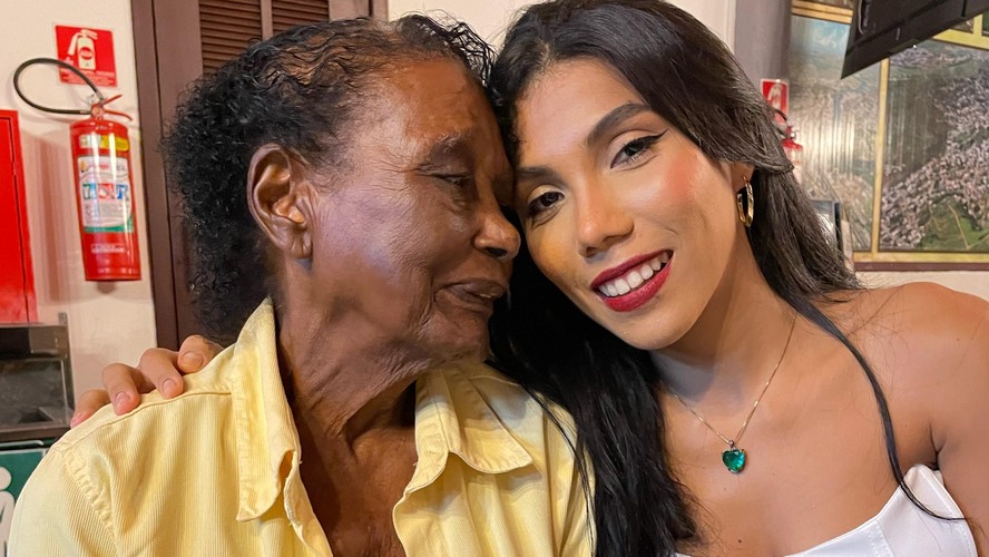 Monique deixou a faculdade e o trabalho para cuidar da avó em tempo integral
