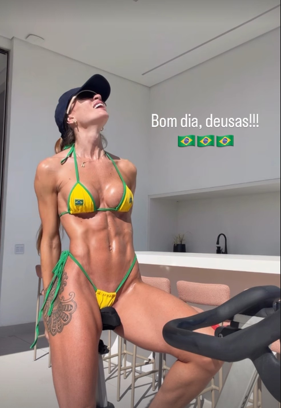Ex-BBB Aline Gotschalg treina de biquíni — Foto: Reprodução/ Instagram