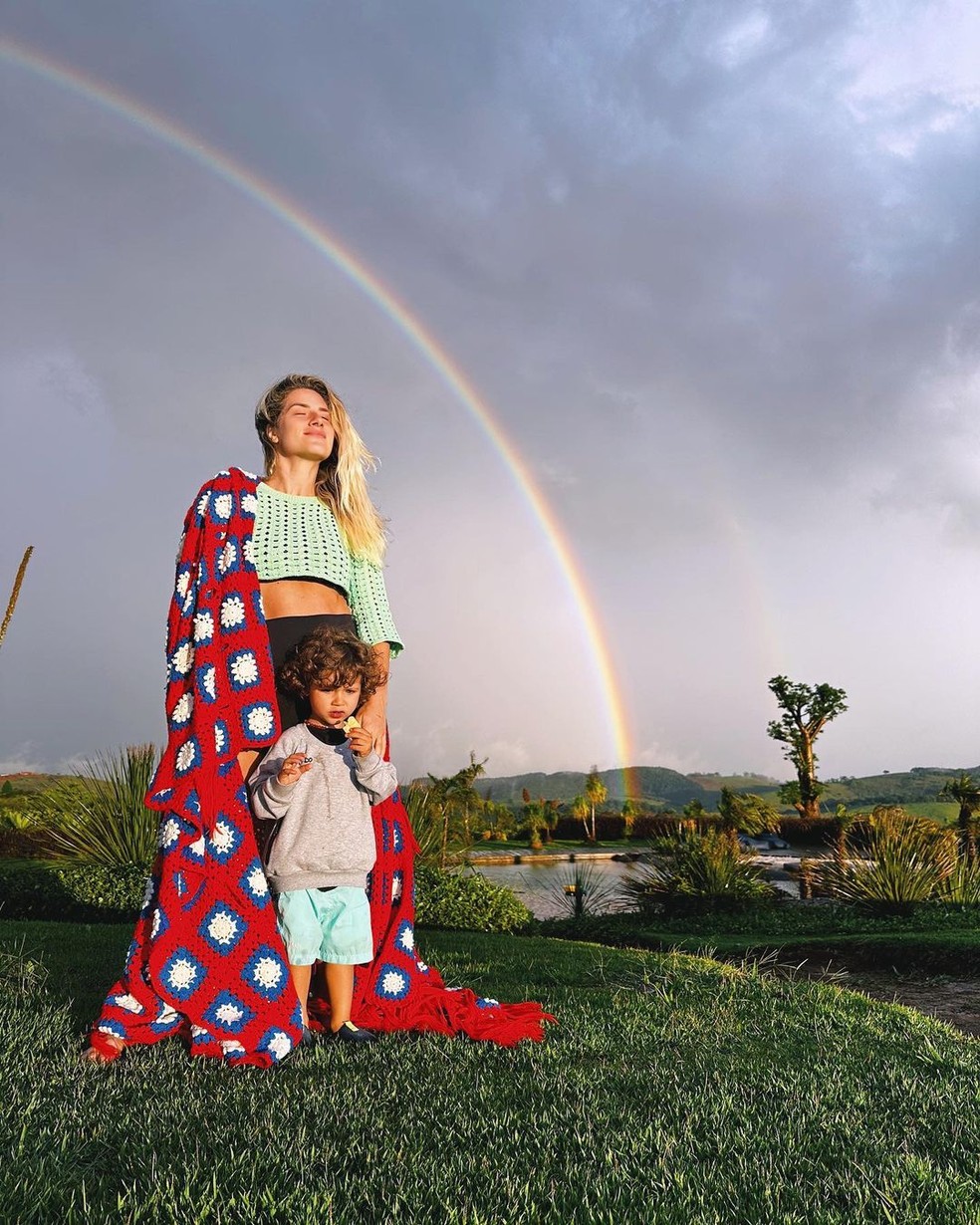 Giovanna Ewbank mostra arco-íris em foto ao lado de Bruno Gagliasso e Zyan — Foto: Reprodução / Instagram