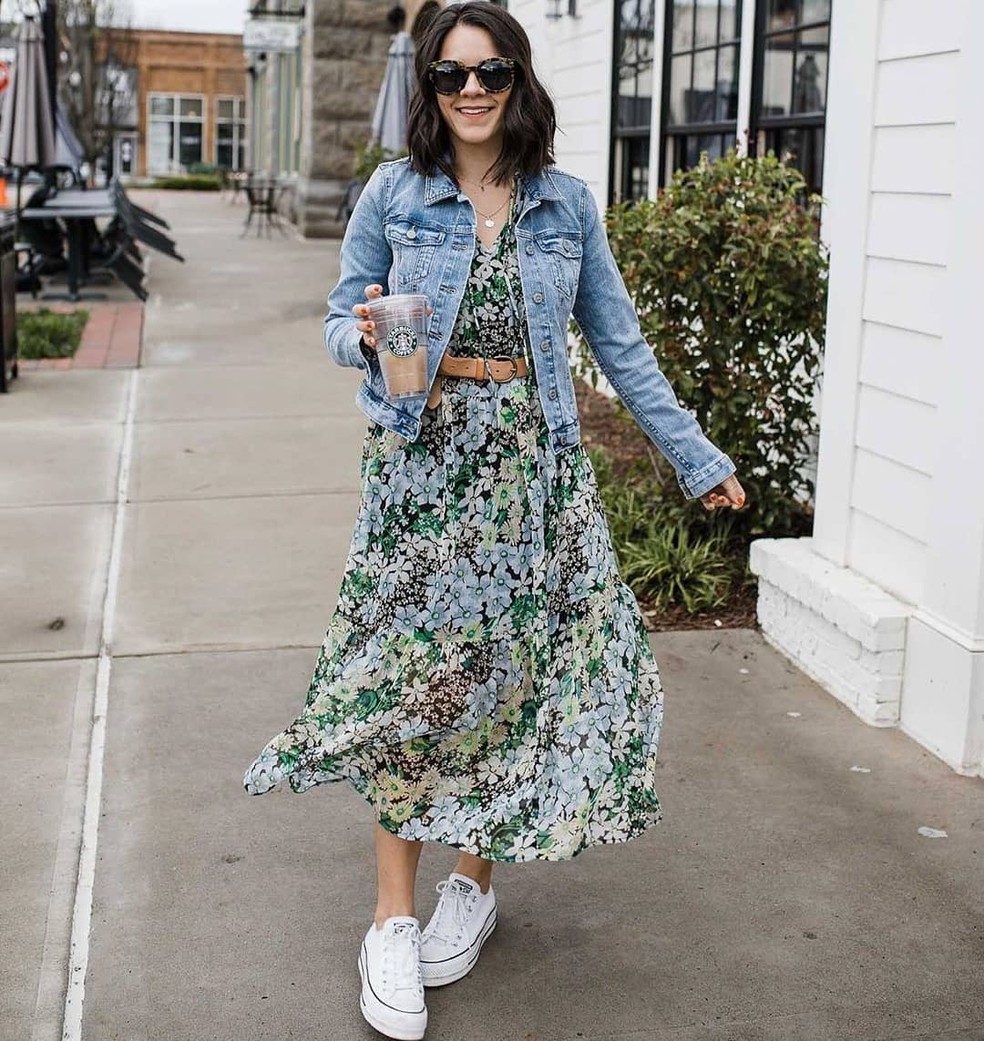 O All Star branco também pode compor looks românticos e delicados. Combine-o com vestidos fluidos, saias rodadas ou até mesmo vestidos florais — Foto: Reprodução/Instagram @mystylevita