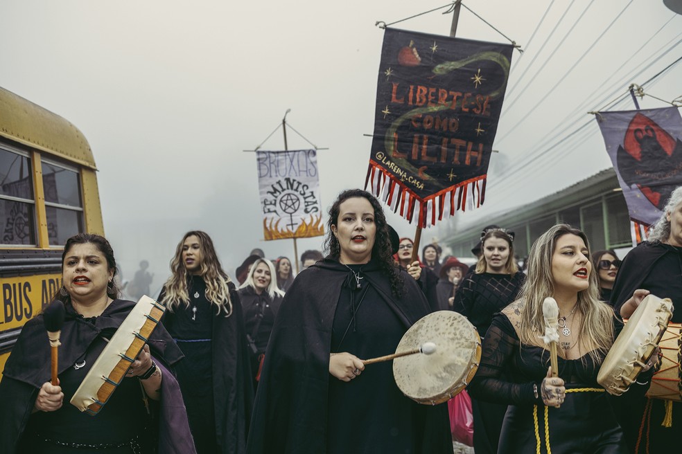 Bruxas do Clã Senhora dos Mistérios fazem cortejo na 20ª Convenção de Bruxas e Magos do Brasil, no Vale de Paranapiacaba, na Grande São Paulo. Ritual resgata memória e força da deusa Lilith — Foto: Tuane Fernandes