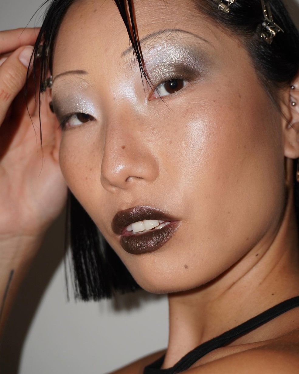 Brilho metálico para o Lollapalooza — Foto: Reprodução Instagram @holly_castillo_mua