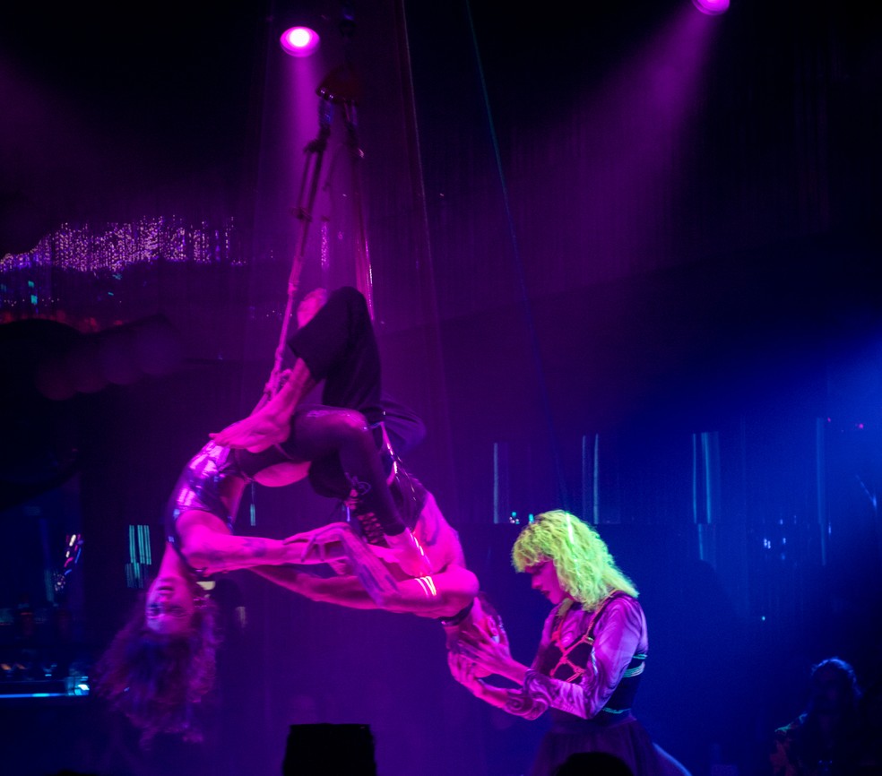 Akira Nawa durante perfomance de shibari em que suspende duas pessoas amarradas em cordas — Foto: Reprodução/Acervo Pessoal