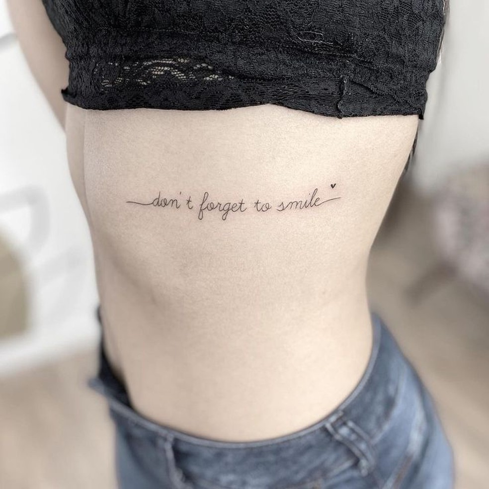 Tatuagem feminina na costela: frases que você vai querer eternizar na pele