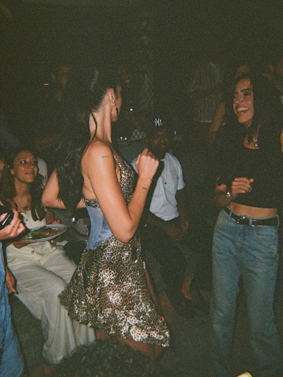 Dua Lipa e Luana Quaglia durante passagem da cantora no Brasil em novembro de 2025 — Foto: Reprodução/Instagram/@joaokopv