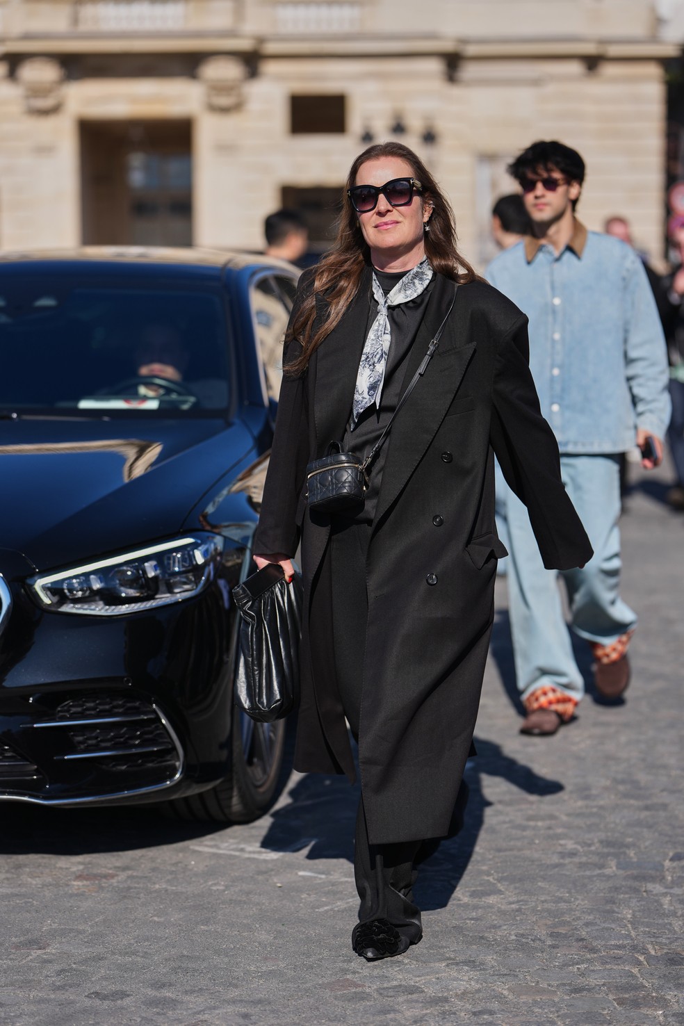 Dose dupla: como usar duas bolsas no mesmo look — Foto: Getty Images