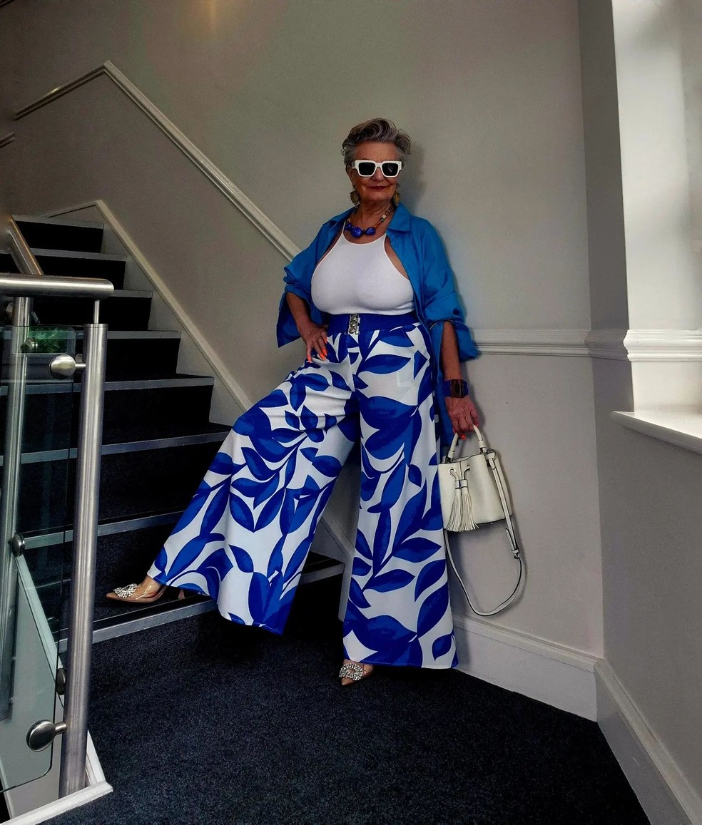 Invista em calça pantalona colorida para um look ousado e moderno. — Foto: Reprodução/Instagram @ja.nesnewshoelibrary