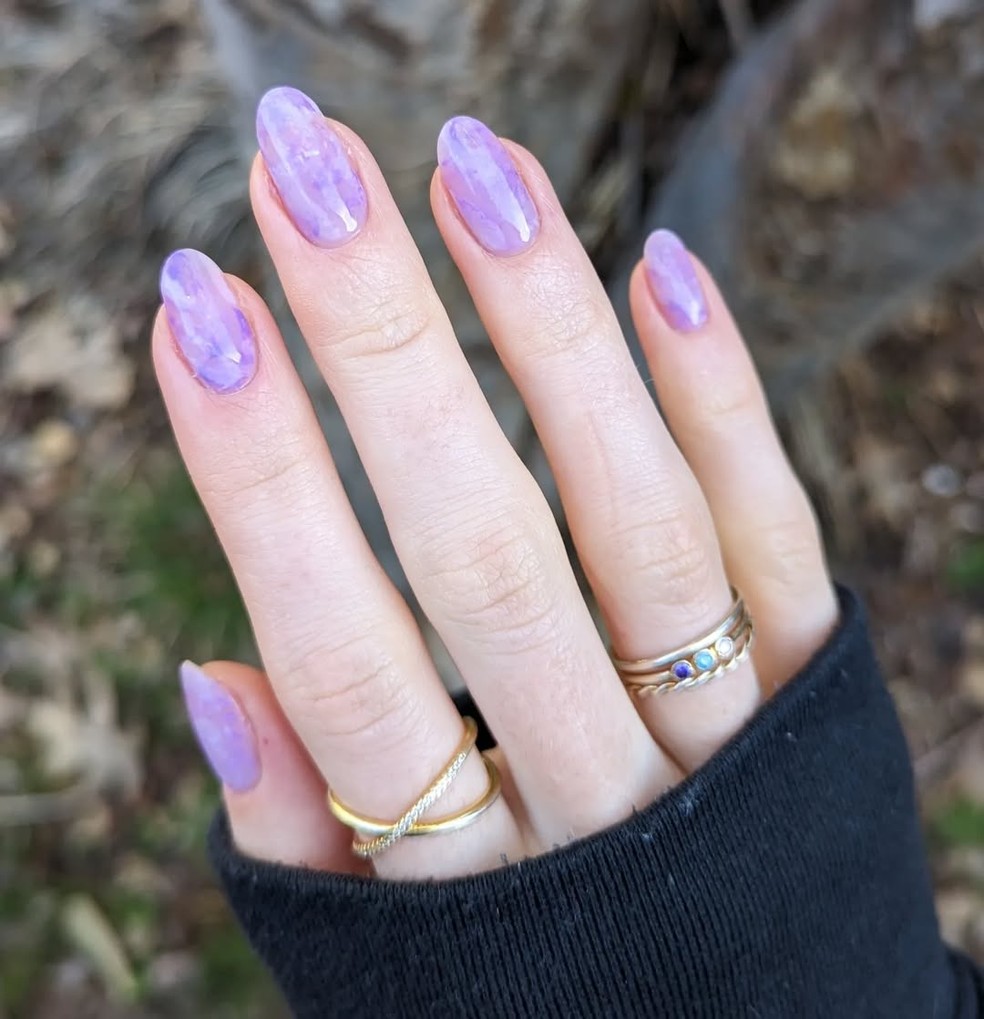 Representando espiritualidade e calma, a ametista em tons de lilás, roxo ou ameixa cria um efeito místico — Foto: Reprodução / Instagram @polishbyjoja