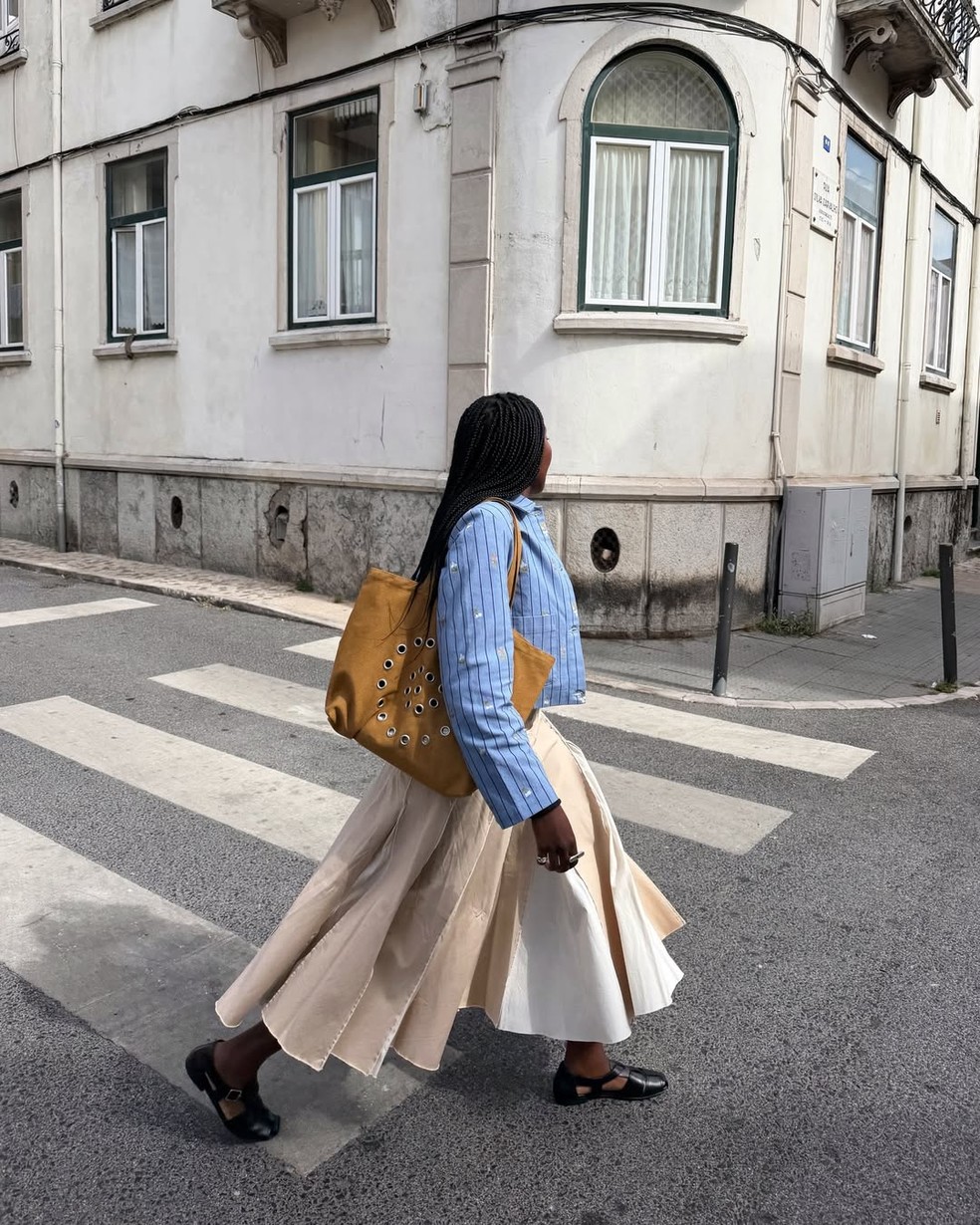 O detalhe que Alexa Chung e Kylie Jenner não tiram do look  — Foto: Reprodução/Instagram @raquelcostagomess