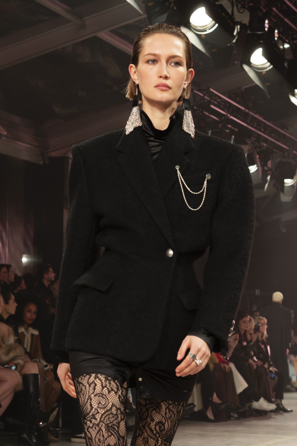 A combinação blazer e minissaia pontuou todo o desfile de Isabel Marant — Foto: Getty Images