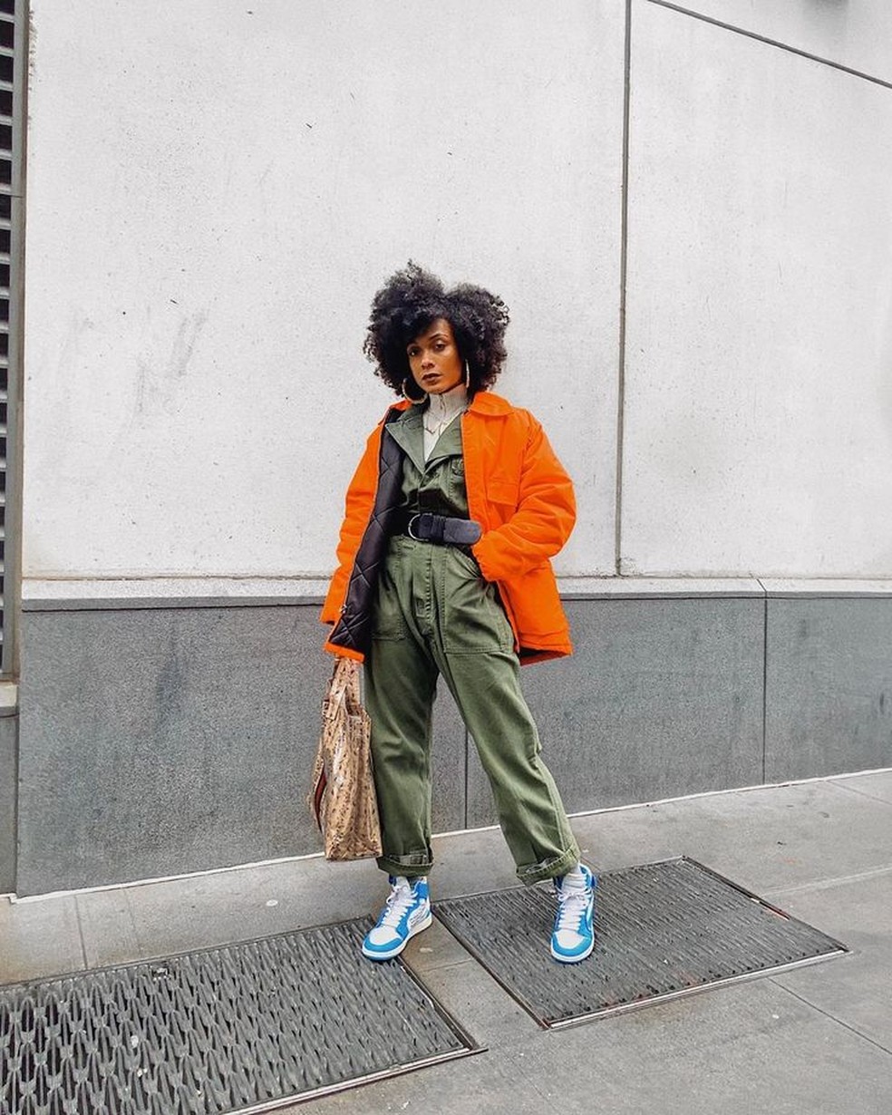 Peças coloridas como jaquetas e calças dão um toque ainda mais especial para o look. — Foto: Reprodução/Pinterest