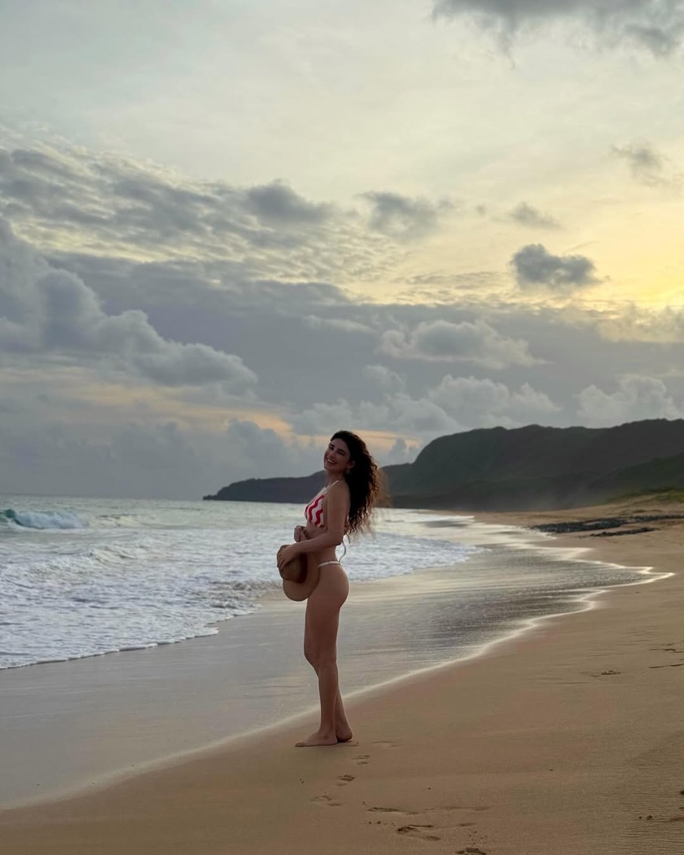 Paula Fernandes na praia — Foto: Reprodução/ Instagram @paulafernandes