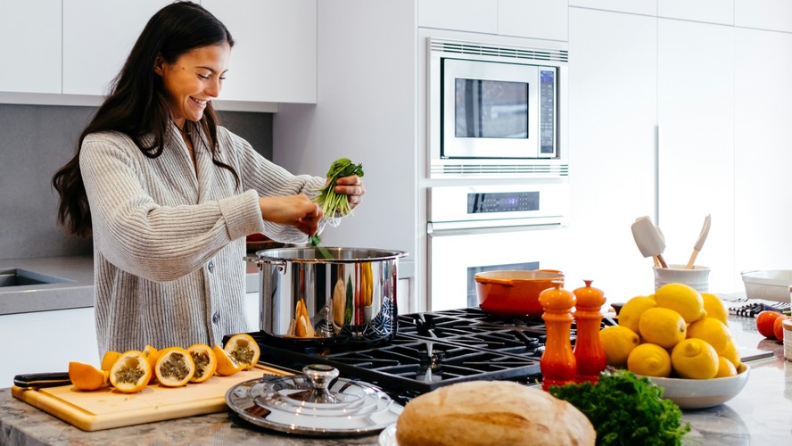 Cuidado de dentro pra fora: alimentos que melhoram a saúde do cabelo na menopausa
