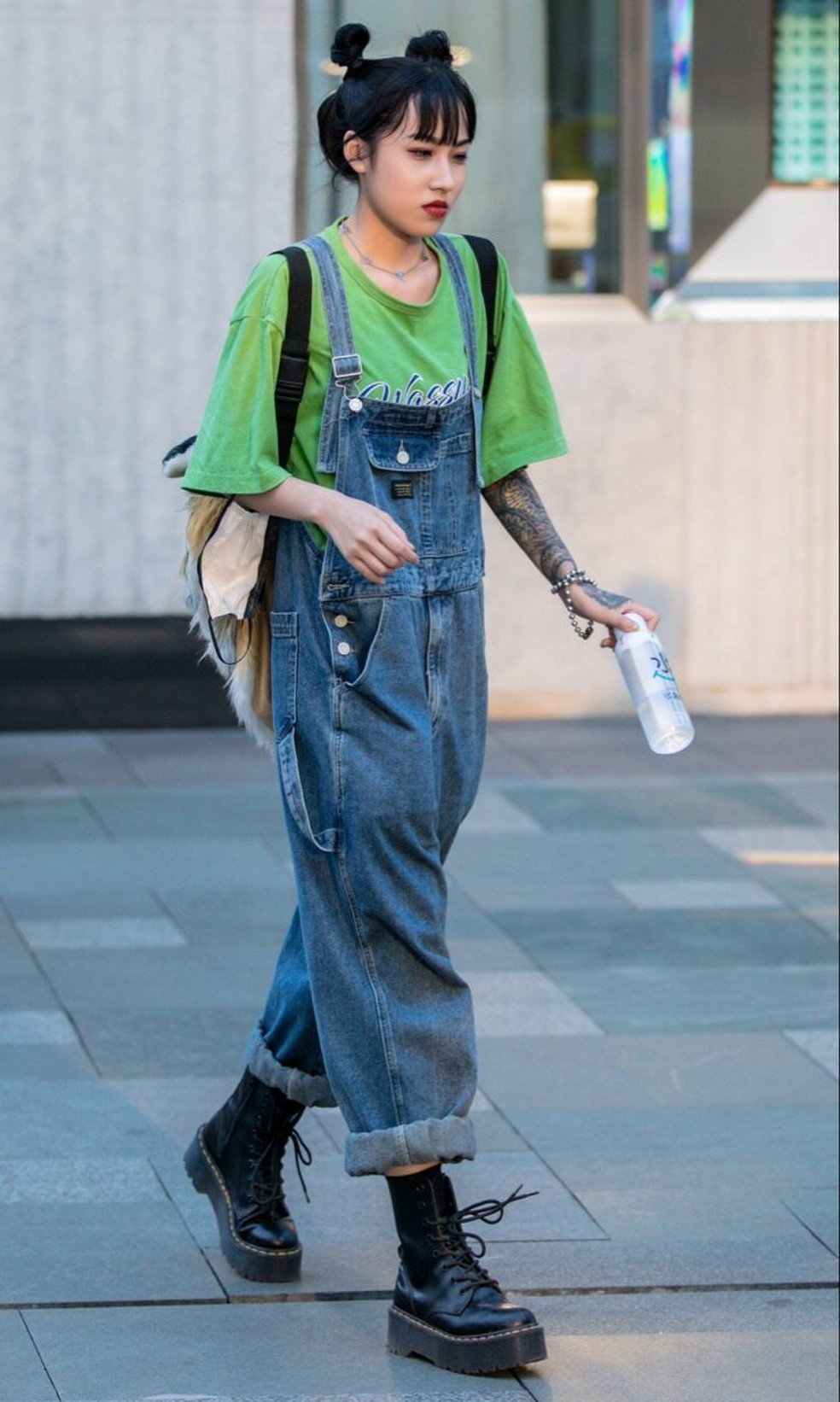 O macacão jeans também conhecido como jardineira é uma alternativa confortável para aproveitar aquele show a noite. — Foto: Reprodução/Pinterest @sharon75657