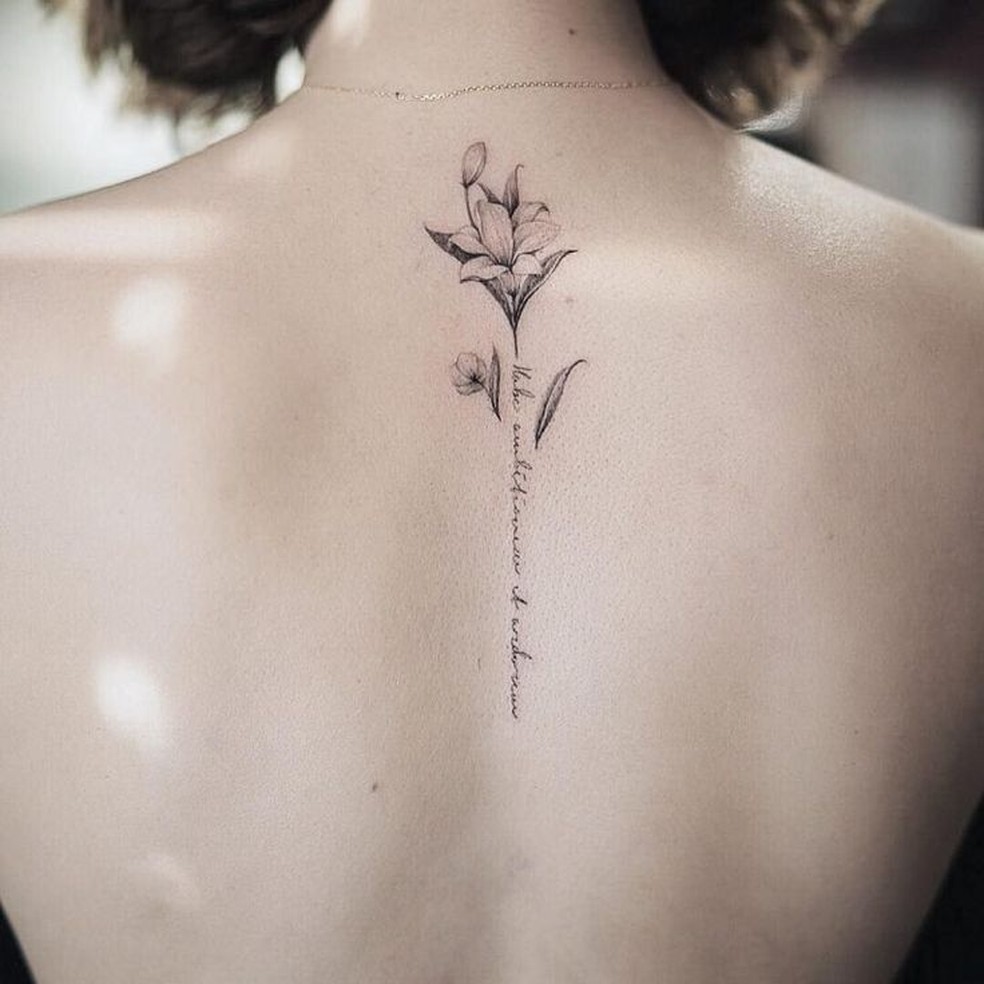 Tattoo Feminina Na Costa