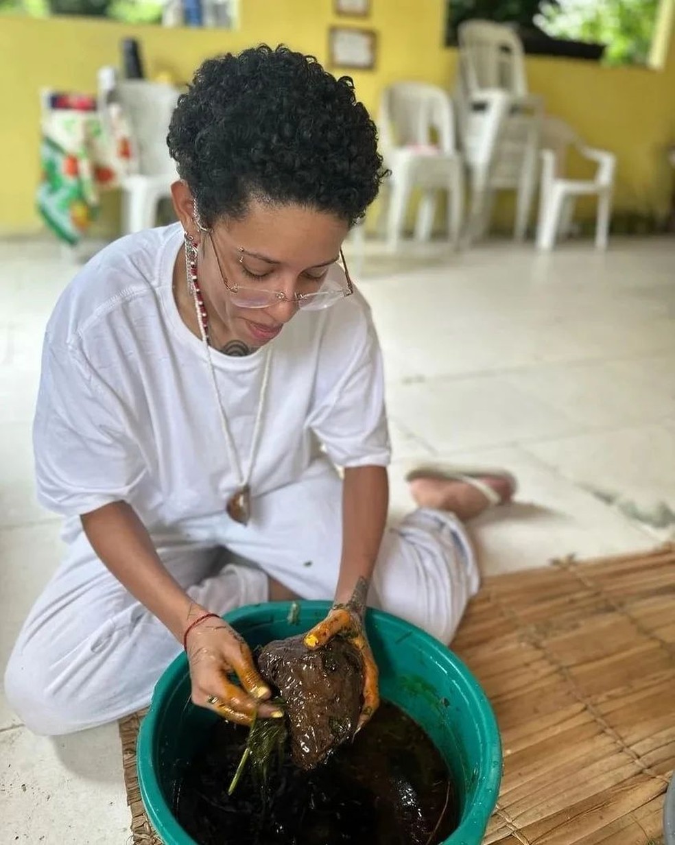 Izabela Severo se abre sobre caminho de aceitação dos pais sobre sua orientação sexual e escolha religiosa — Foto: Reprodução/Instagram