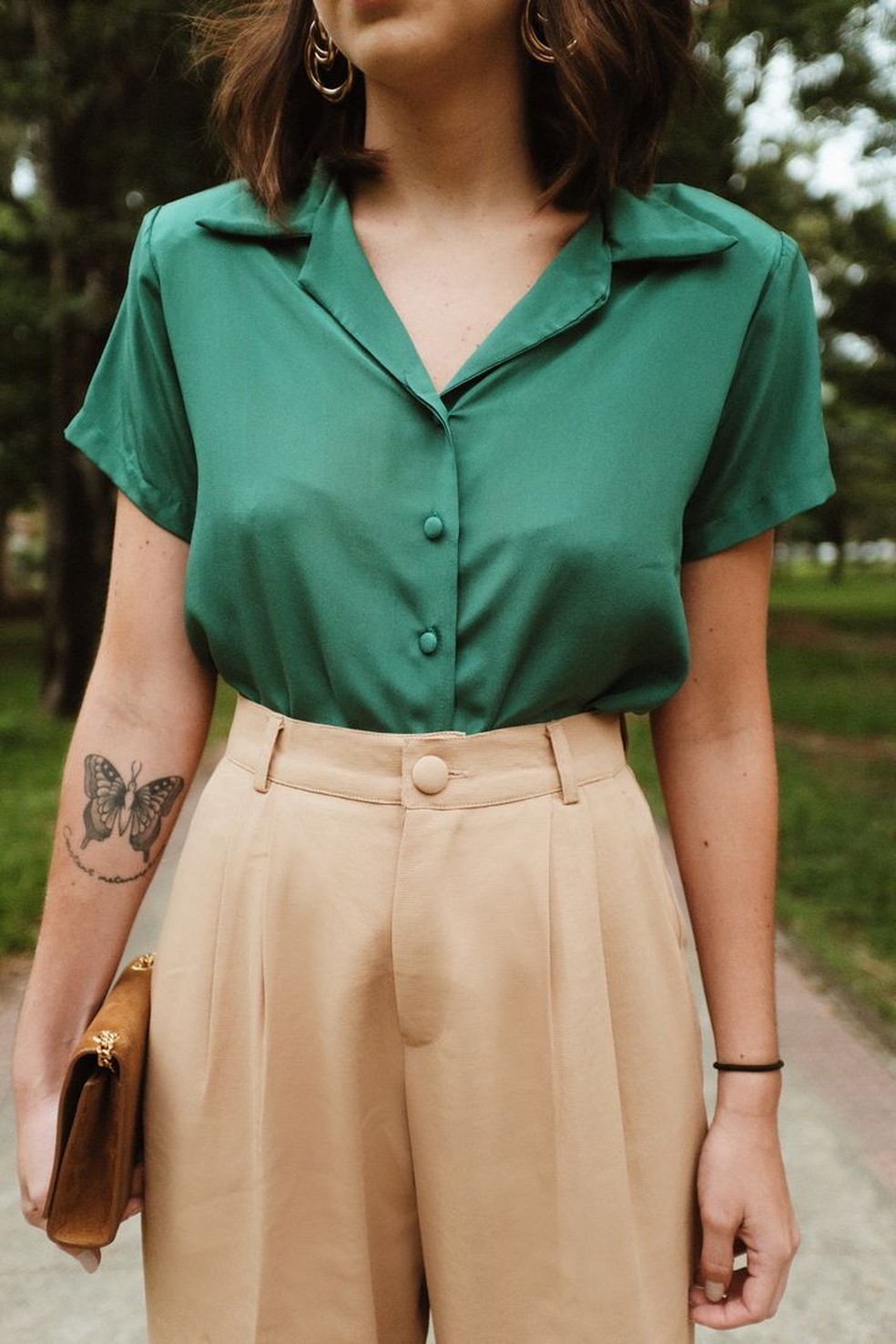 Se engana quem acha que diferentes tipos de cores não combina com a calça de alfaiataria bege clara. — Foto: Reprodução/Pinterest @oui_studio