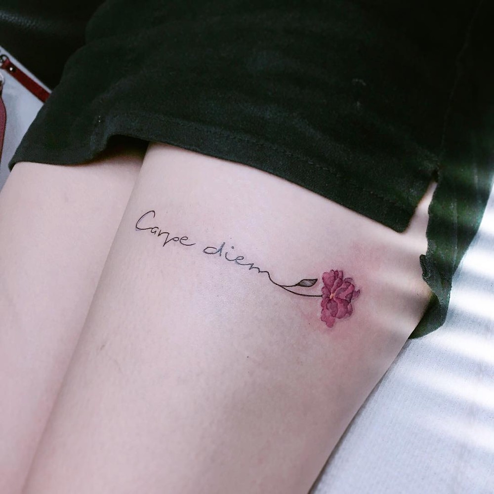 Tatuagem feminina na coxa com flores: inspirações irresistíveis para a ...