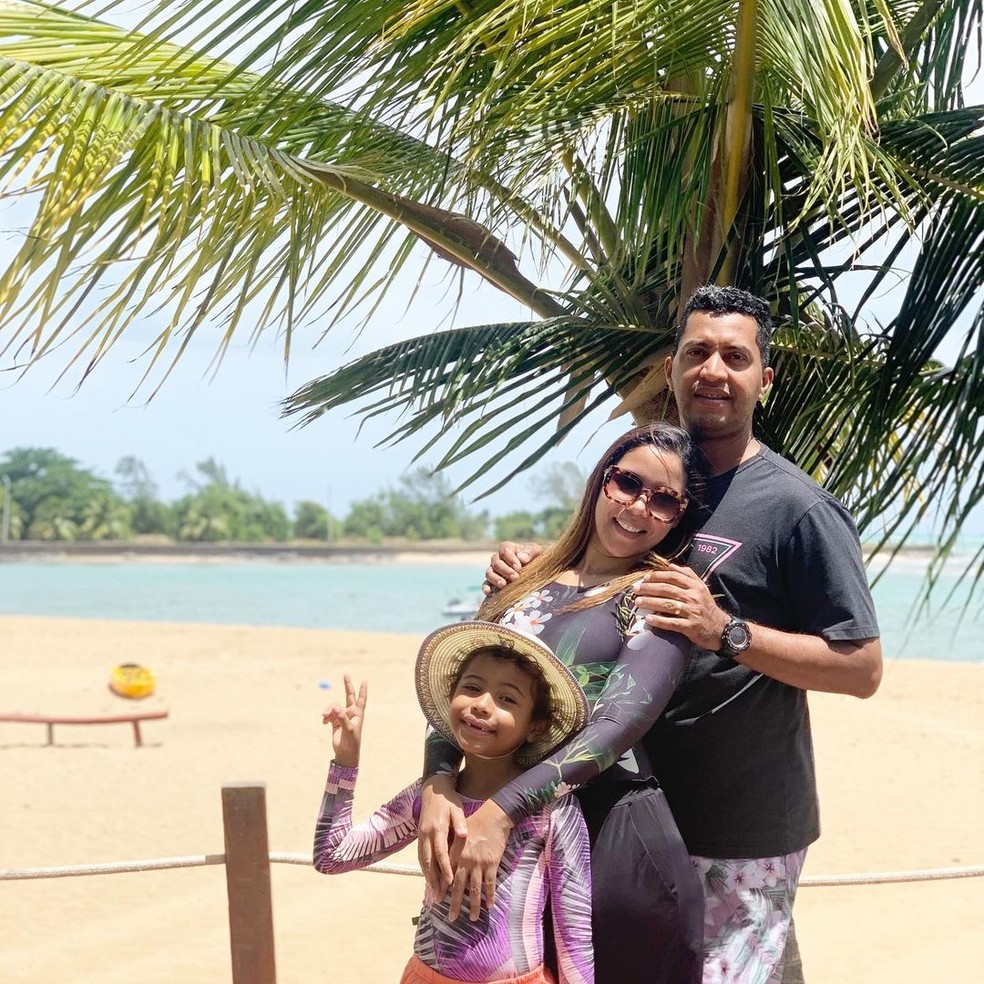 Amanda Wanessa, Jobson Santos e a filha Mel — Foto: reprodução/instagram