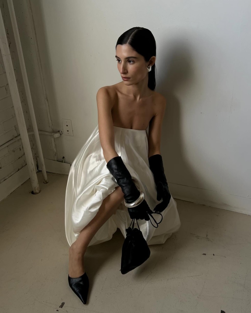 Nem clutch, nem de ombro: esta é a bolsa tendência para brilhar nas festas — Foto: Reprodução/Instagram @andrea____ricci