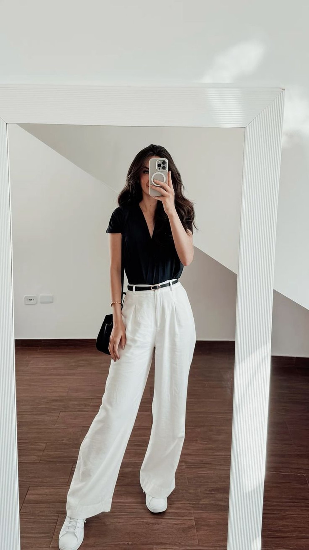 A combinação de tênis branco com alfaiataria é uma maneira inteligente e estilosa de atualizar seu guarda-roupa — Foto: Reprodução/Instagram @belamestriner
