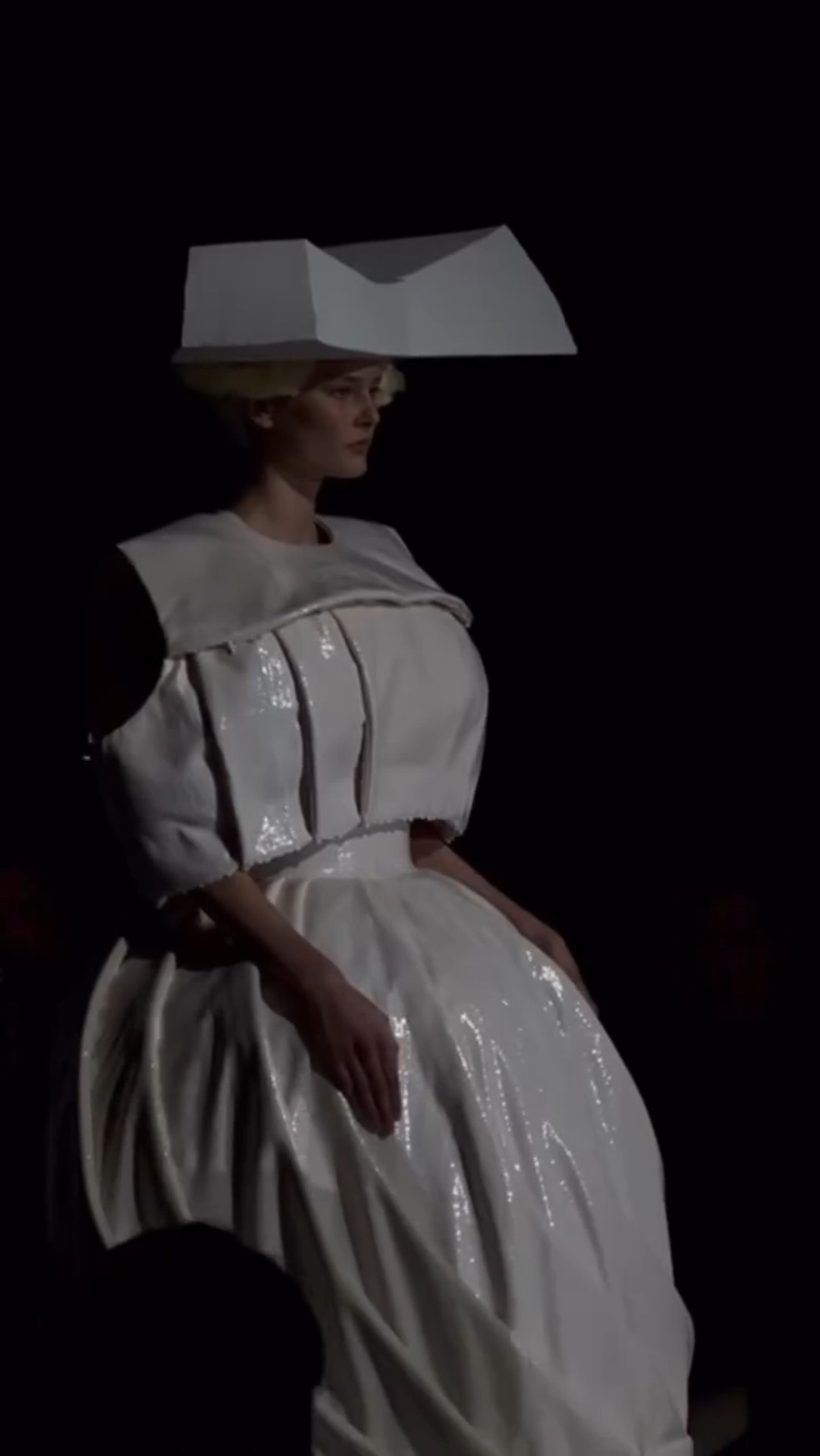 Comme des Garçons faz desfile dramático e impactante na Paris Fashion Week — Foto: Reprodução/ Marie Claire Itália
