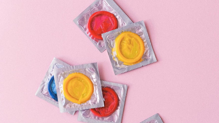 Ultra finas, com efeitos, sem látex e mais: as melhores camisinhas para usar sem medo