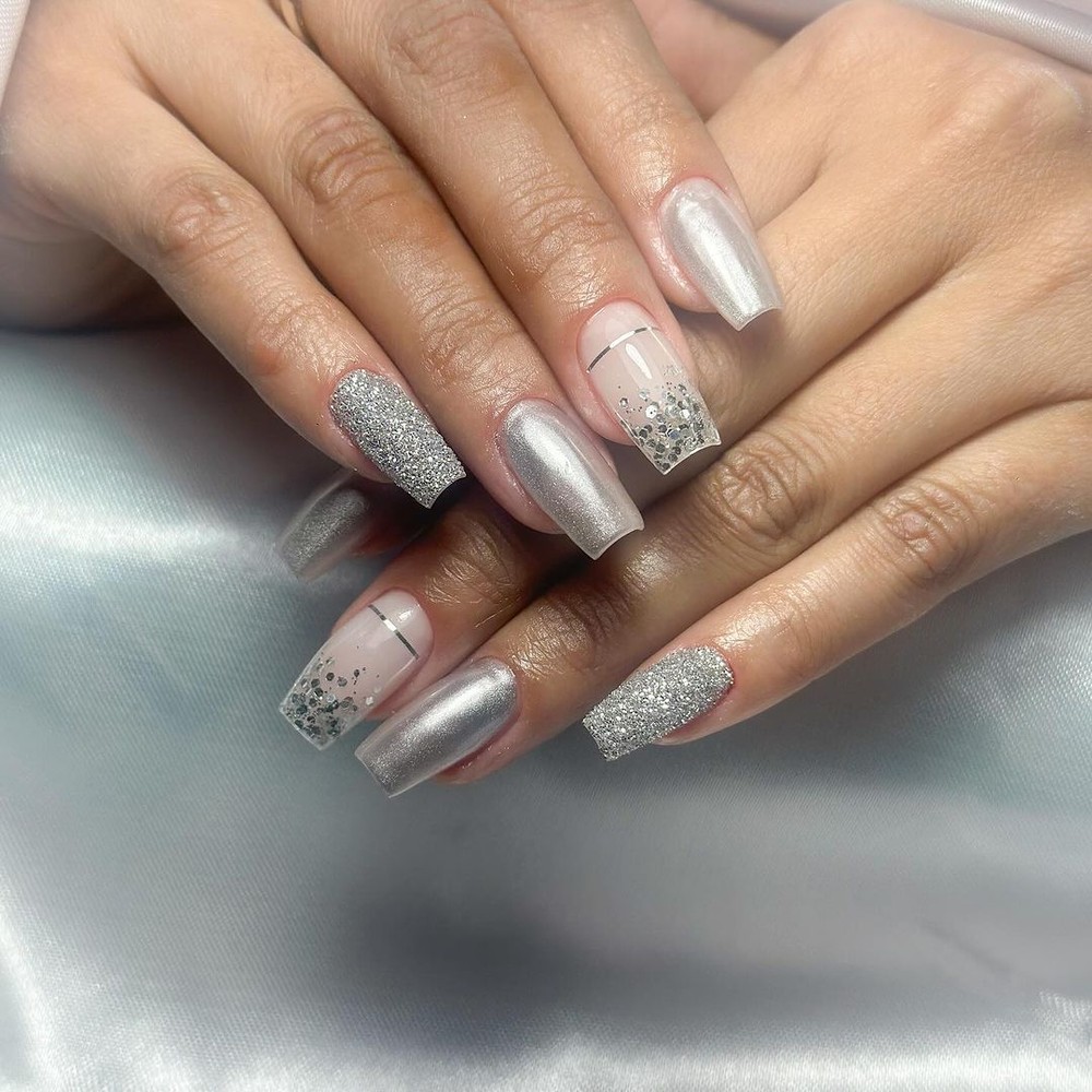 Unhas decoradas em prata: o efeito espelhado que merece a sua atenção
