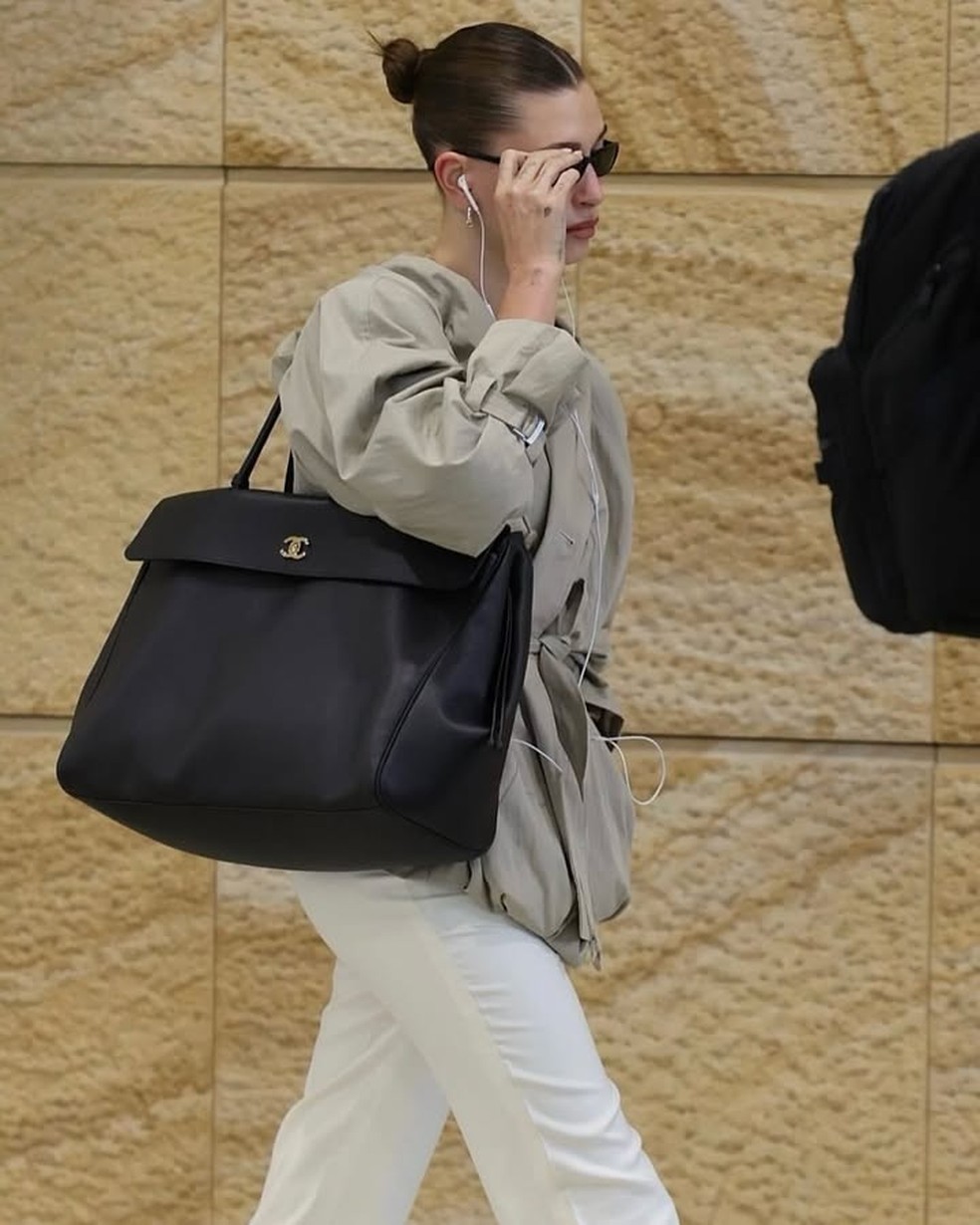 Hailey Bieber usa Large Shopping Bag, Chanel — Foto: Divulgação