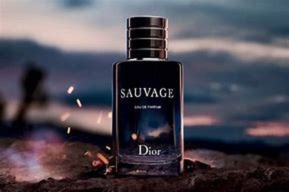 Com notas frescas de bergamota, pimenta e ambroxan, a fragrância de Dior Sauvage reflete a originalidade e o espírito inovador dos aquarianos — Foto: Reprodução/Dior