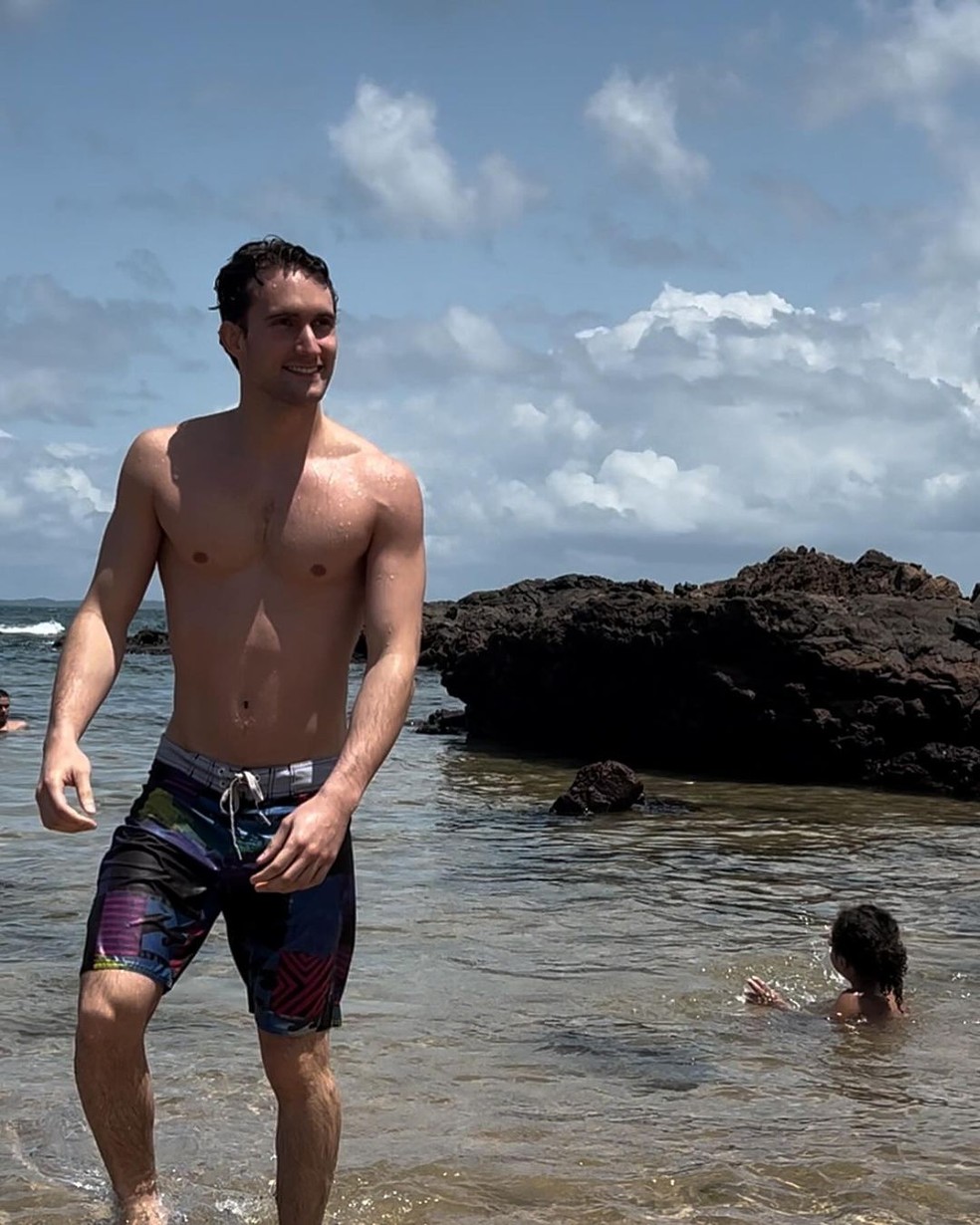 Filho de Adriana Esteves e Marco Ricca publica vídeo saindo do mar — Foto: Reprodução/ Instagram