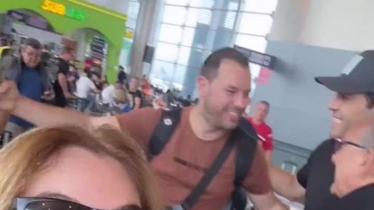 Desirée e Galvão Bueno se encontram com Kaká e Carol Dias em aeroporto na Europa
