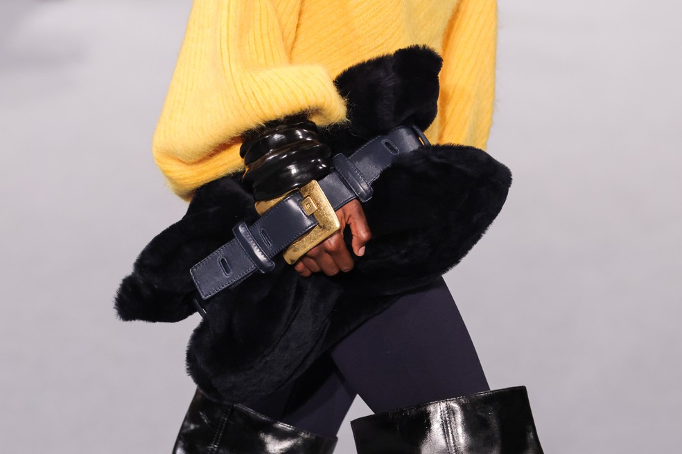 Rousteing trouxe bolsas médias e grandes, com cintos largos atravessando sua extensão, como a já clássica Anthem — Foto: Getty Images