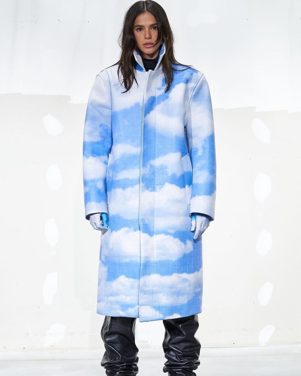 Seria um sonho? Bruna usou casacão de estampa nuvem — Foto: Reprodução Instagram