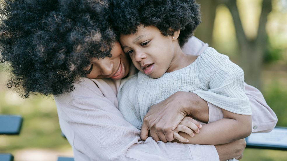 Passear em locais frescos e com sombras é uma forma de se divertir em família sem se expor ao calor extremo — Foto: Reprodução/Pexels