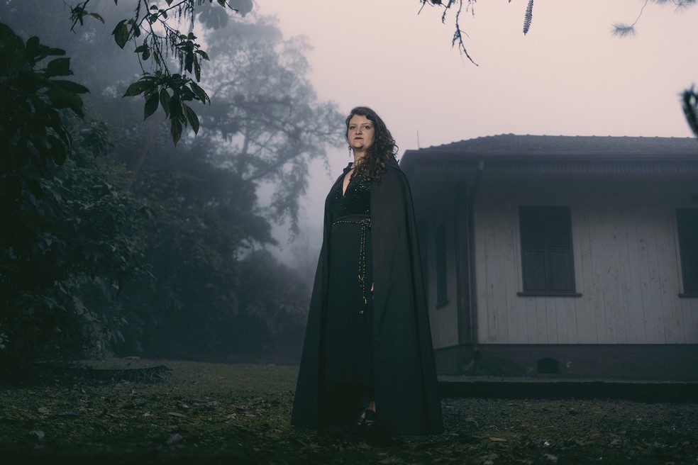 A jornalista, taróloga e doula Camila Eiroa, sacerdotisa do Clã e fundadora da Casa La Reina, escola de bruxaria na capital paulista. “Não tem como existir bruxaria sem pautar os valores do feminismo. É a construção da cultura de um povo que resistiu a opressões de gênero e classe.” — Foto: Tuane Fernandes
