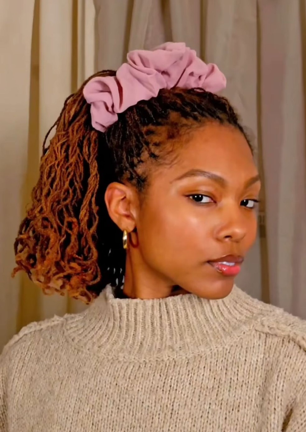 Maxi scrunchie — Foto: Reprodução/Instagram @locsandthecity