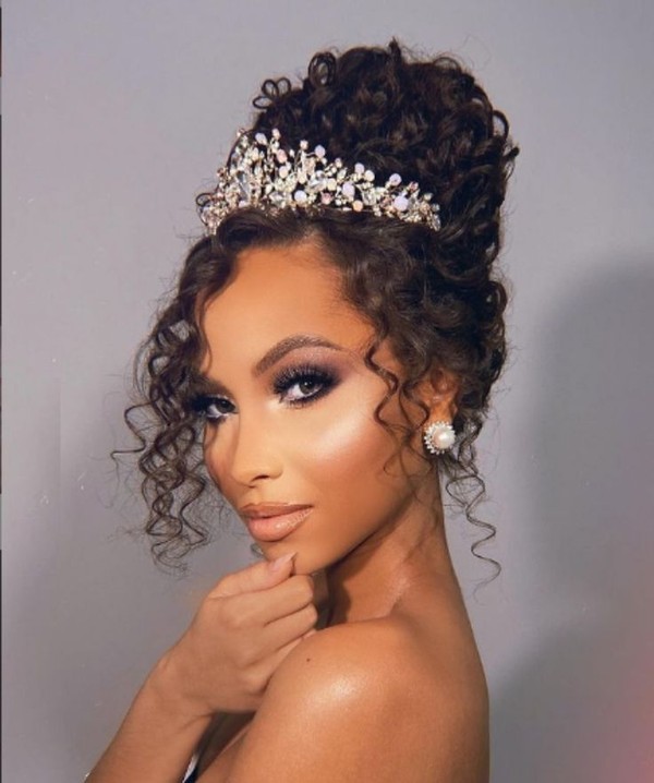 Penteado de 15 anos para cabelo cacheado: inspirações incríveis para ...