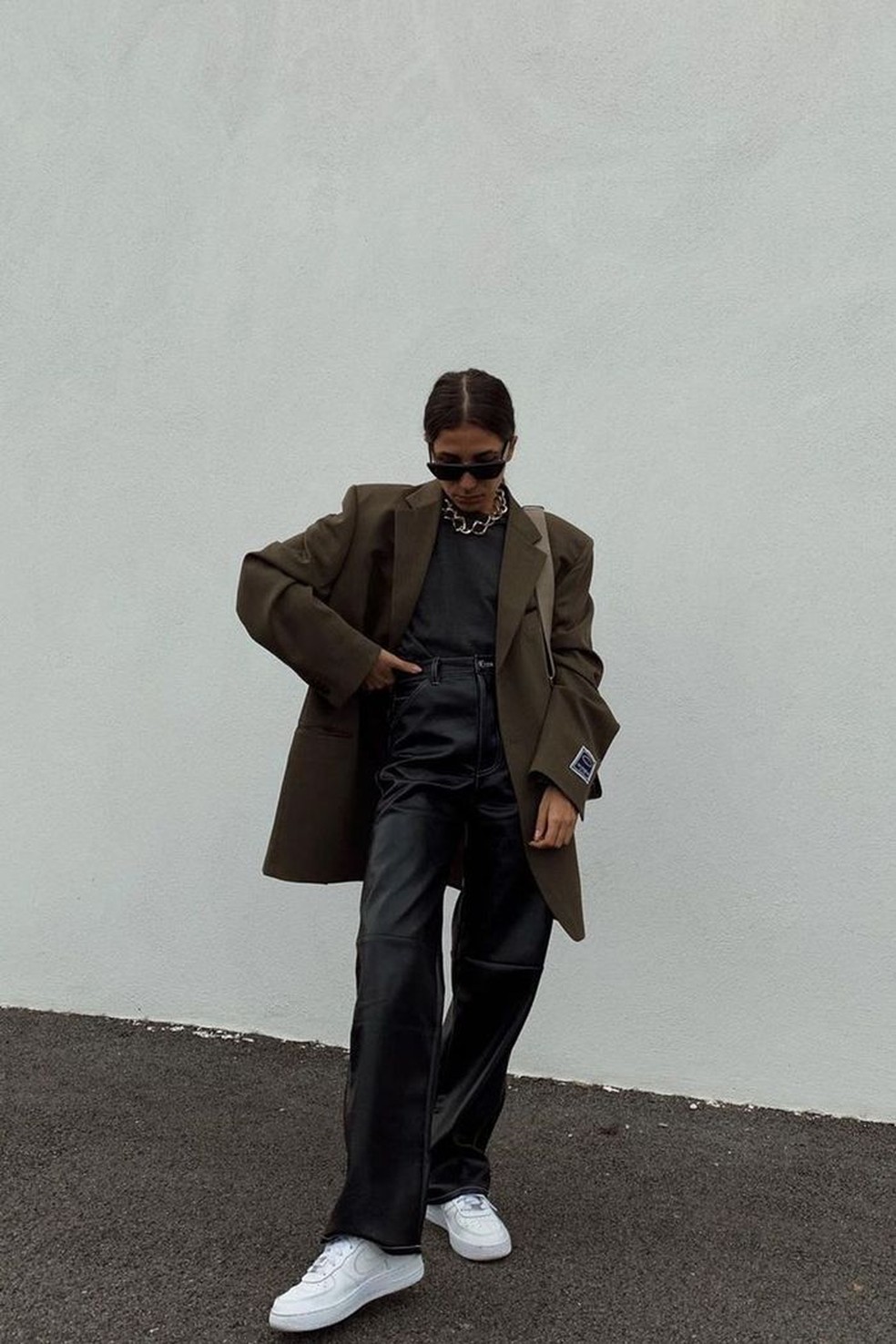 Calça de couro com tênis é perfeito para quem busca conforto e estilo. — Foto: Reprodução/Pinterest @WhoWhatWear
