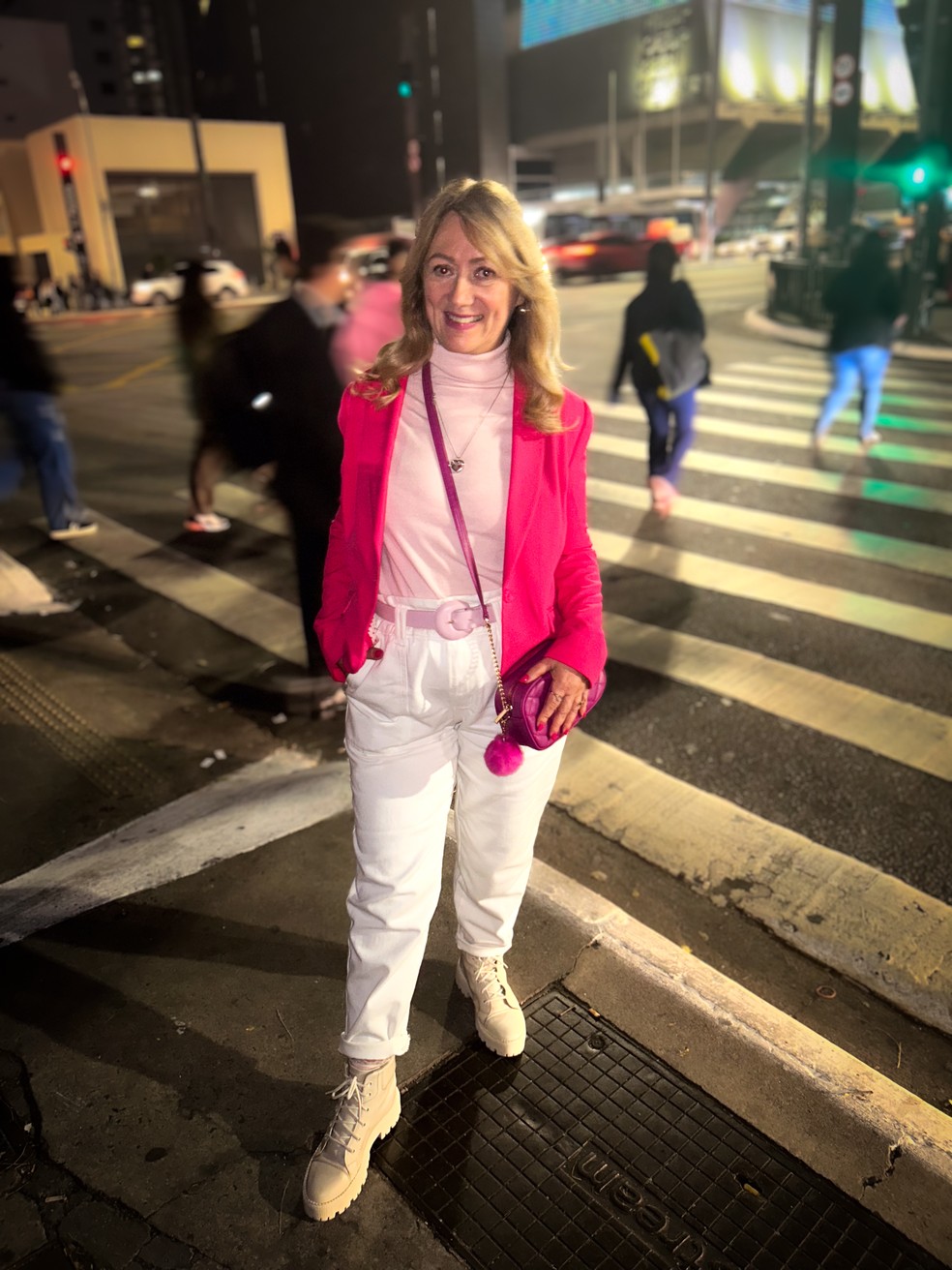 Da telona para as ruas: o rosa da Barbie domina streetwear no dia da ...
