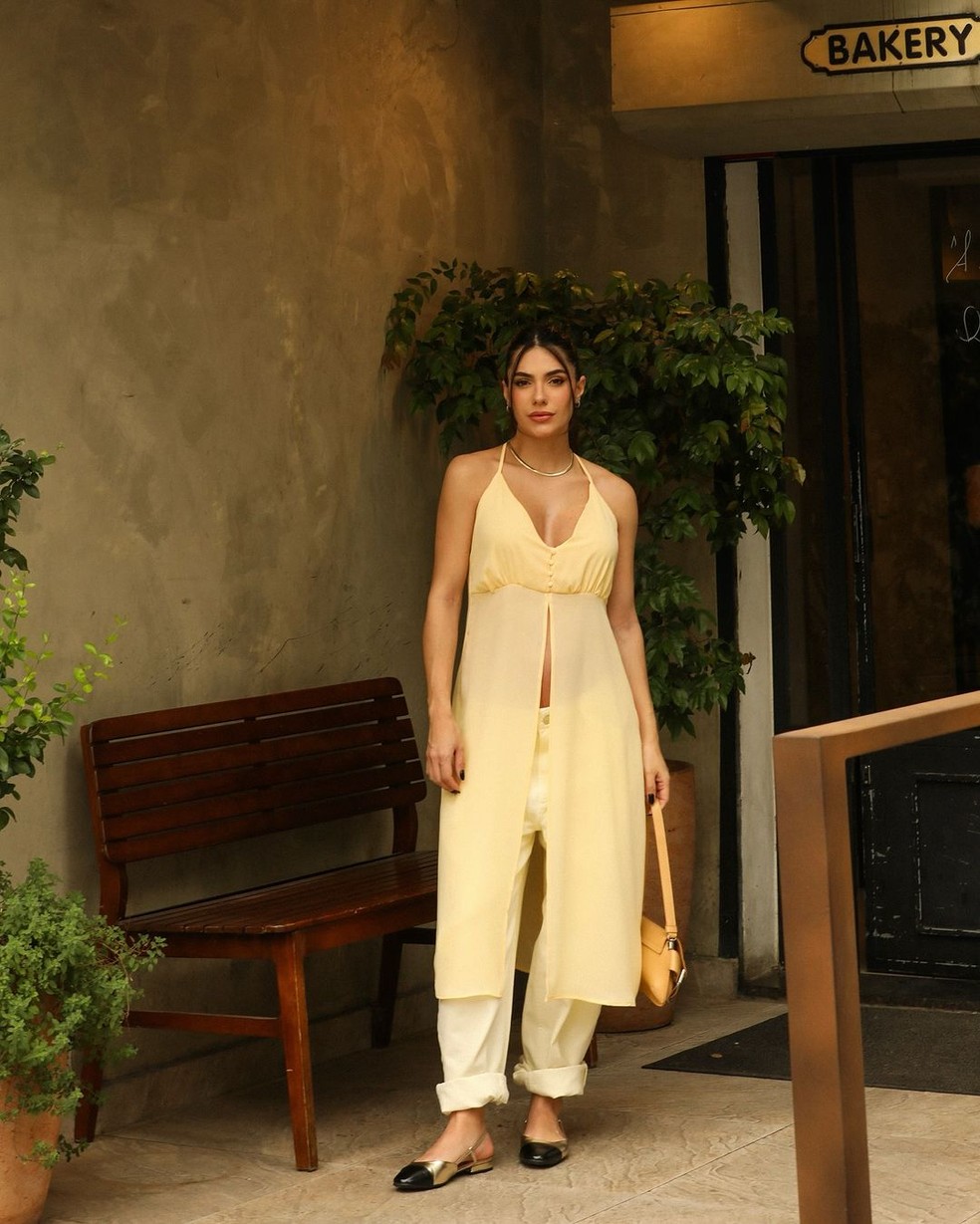 Jade Magalhães usa look no tom amarelo-manteiga — Foto: Reprodução/Instagram @ajademagalhaes