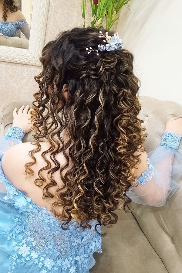 Penteado de 15 anos para cabelo cacheado: inspirações incríveis para ...